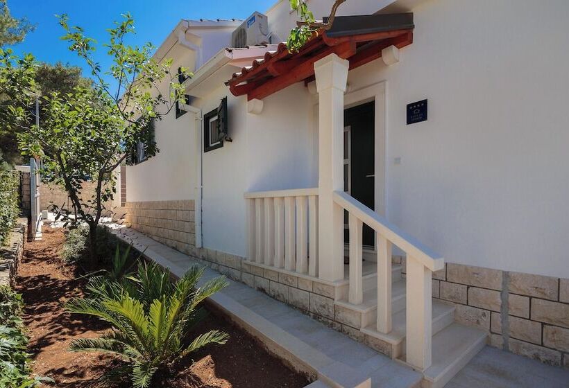 إقامة Impeccable 3 Bed House In Supetar