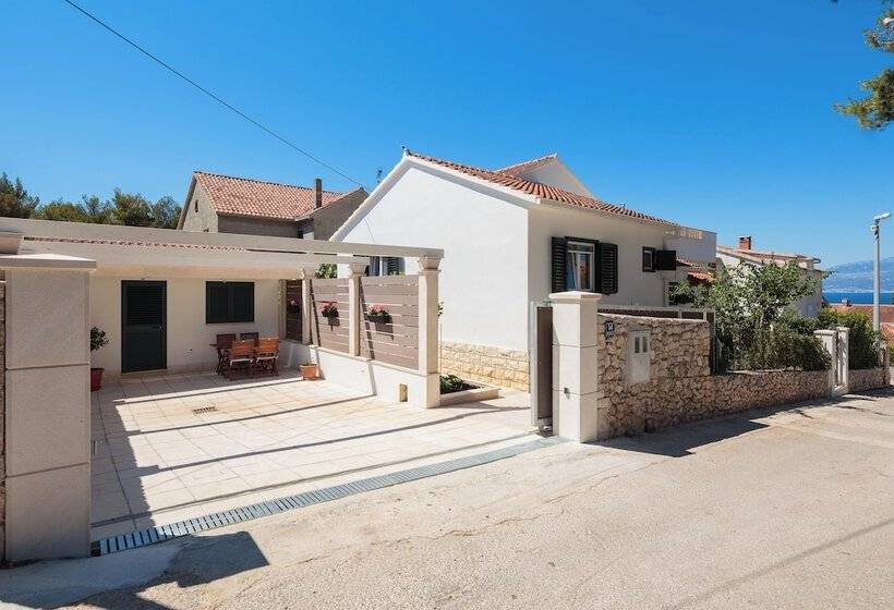 إقامة Impeccable 3 Bed House In Supetar