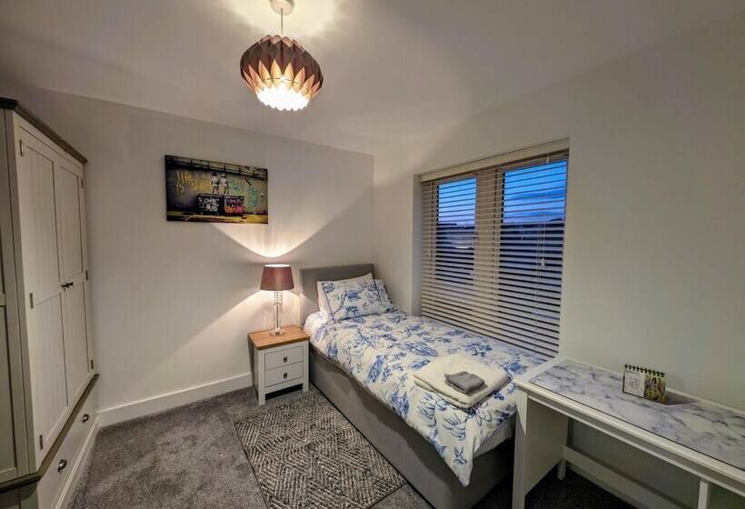 اقامتگاه Modern 4 Bed House In Newport, Home Away From Home