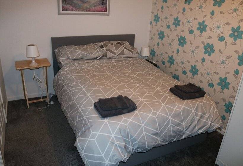 اقامتگاه Stunning 4 Bed House In Birmingham