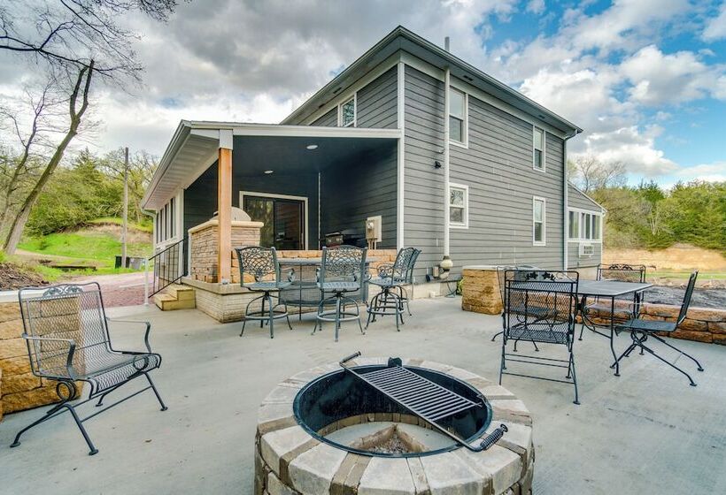 Scenic Yankton Retreat W/ Fire Pit: 1 Mi To Lake!