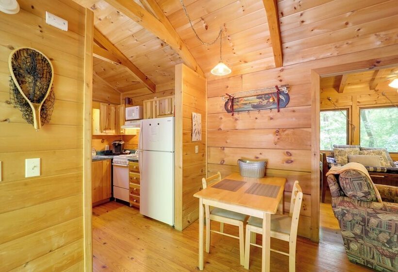 Hot Tub & On Site Trails: Secluded Marion Cabin