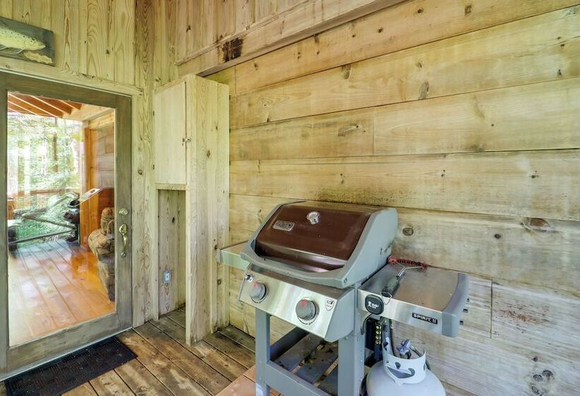Hot Tub & On Site Trails: Secluded Marion Cabin