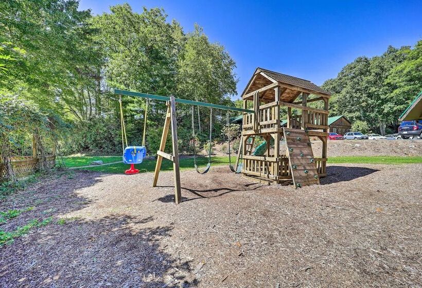 Lake & Pool Access: Spacious Home In Newland