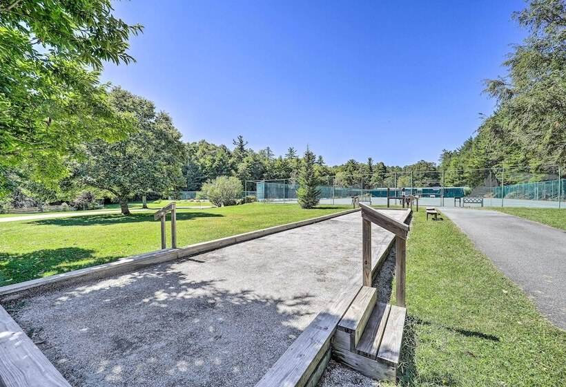 Lake & Pool Access: Spacious Home In Newland