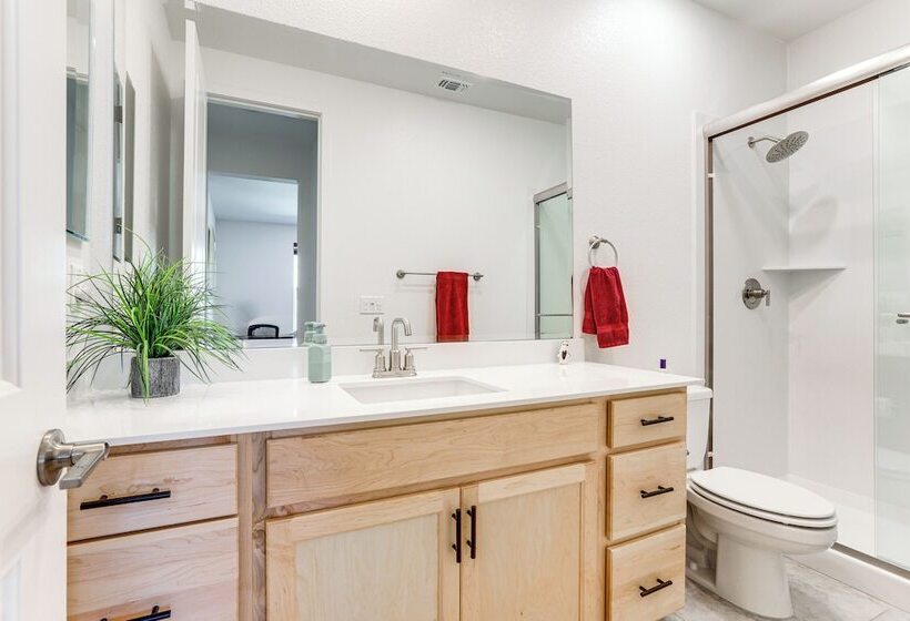 Spacious Roseville Home W/ Patio Near Golf!