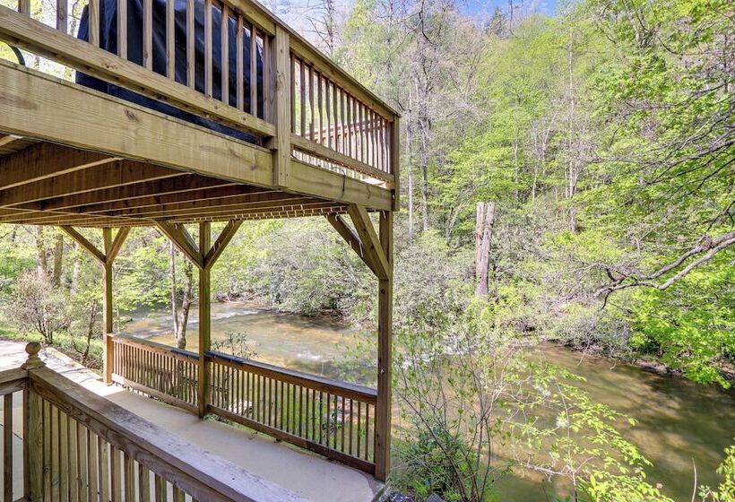 Ellijay Cottage W/ Creek Access & Private Hot Tub!