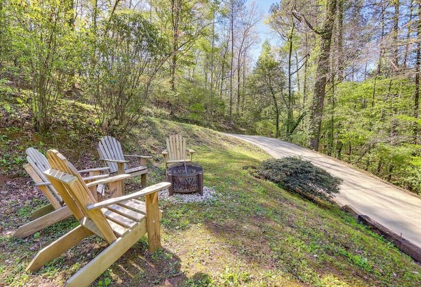 Ellijay Cottage W/ Creek Access & Private Hot Tub!