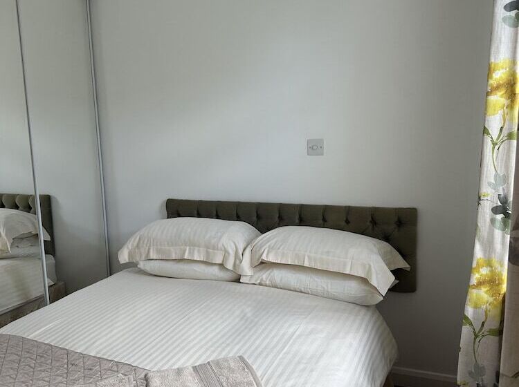 Отель Cozy Coastal Lodge In Hayle