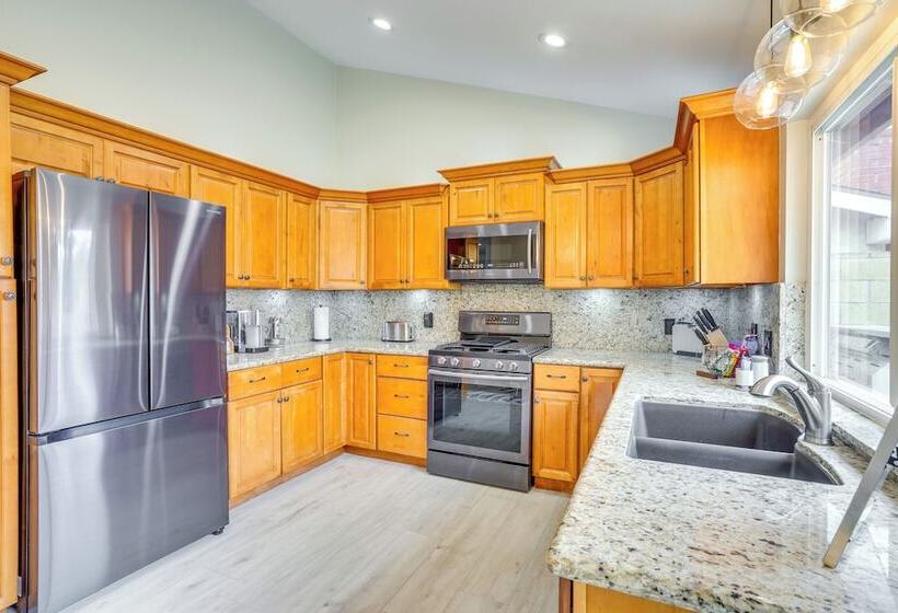 Idyllic Tustin Home W/ Private Patio & Grill