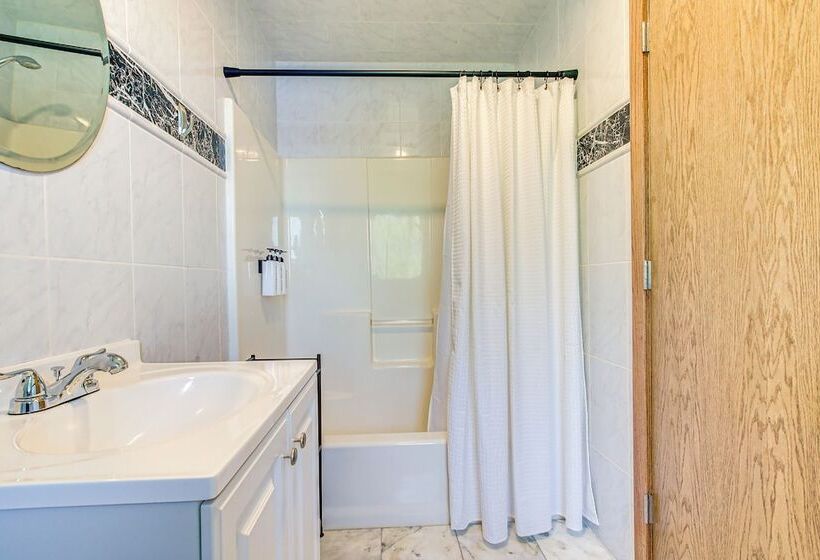 Lakefront Wisconsin Getaway: Fish, Boat, Relax!