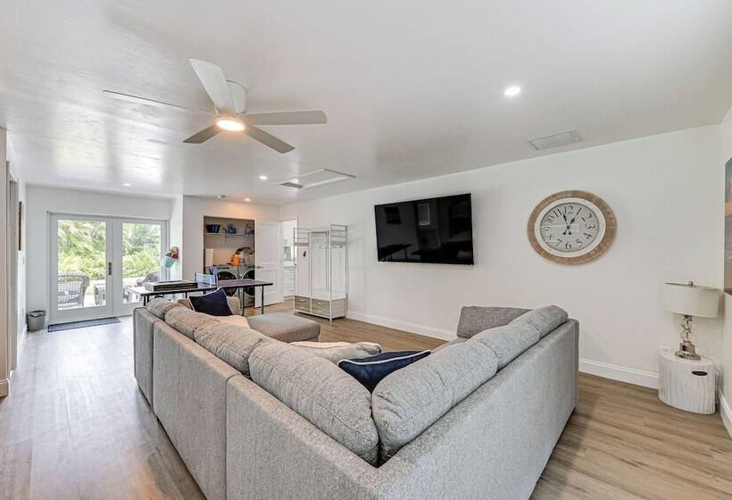 Naples Escape W/ Furnished Patio & Private Pool!