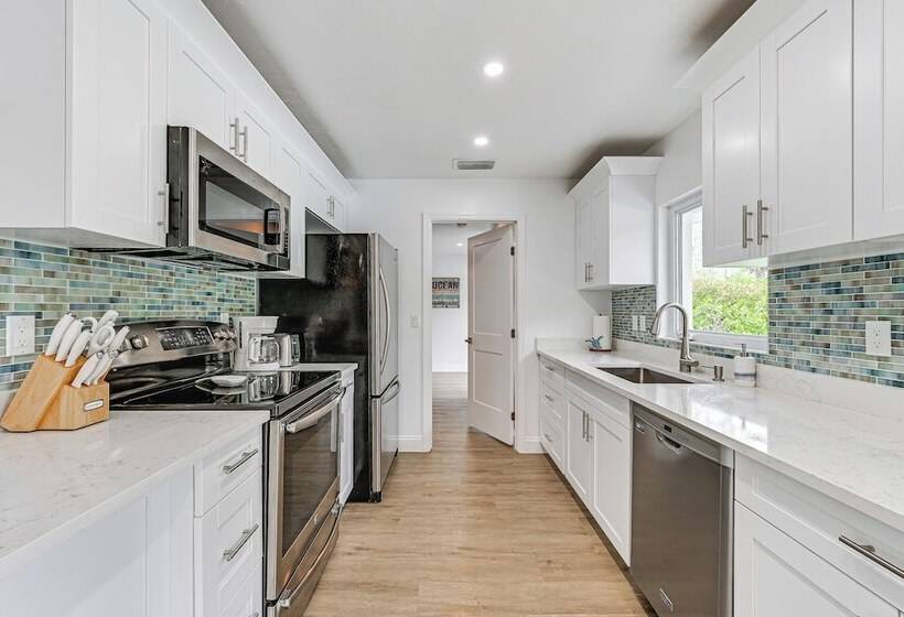 Naples Escape W/ Furnished Patio & Private Pool!