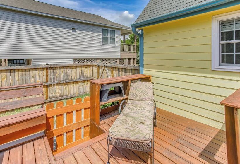 Oak Island Family Vacation Home < 1 Mi To Beach!