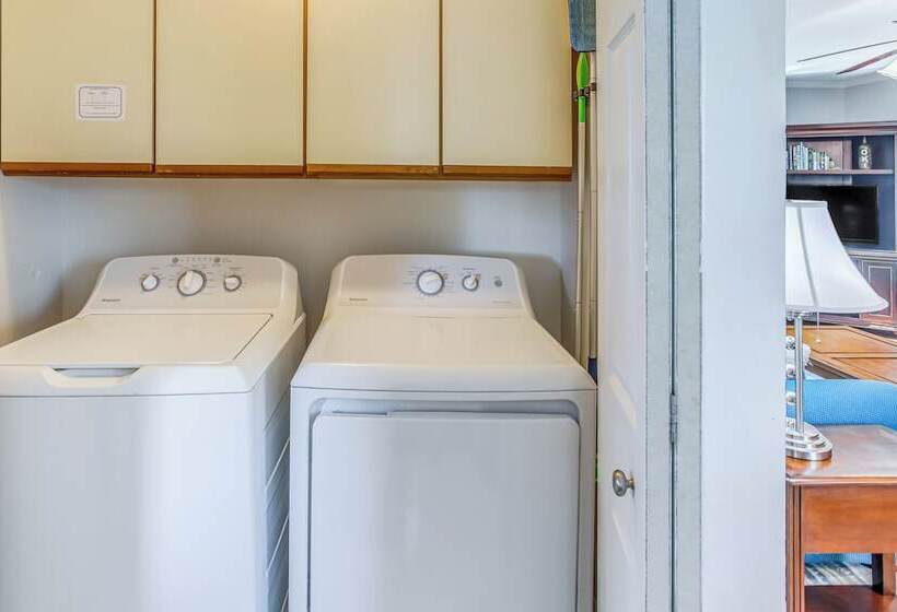 Oak Island Family Vacation Home < 1 Mi To Beach!