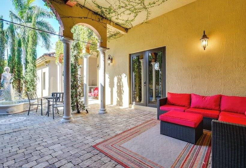 Ornate Hollywood Retreat, 2 Mi To Beach & Park!