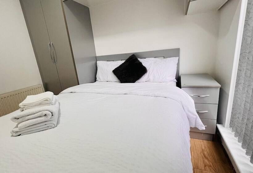 דירת נופש 3 Bed House In Northolt