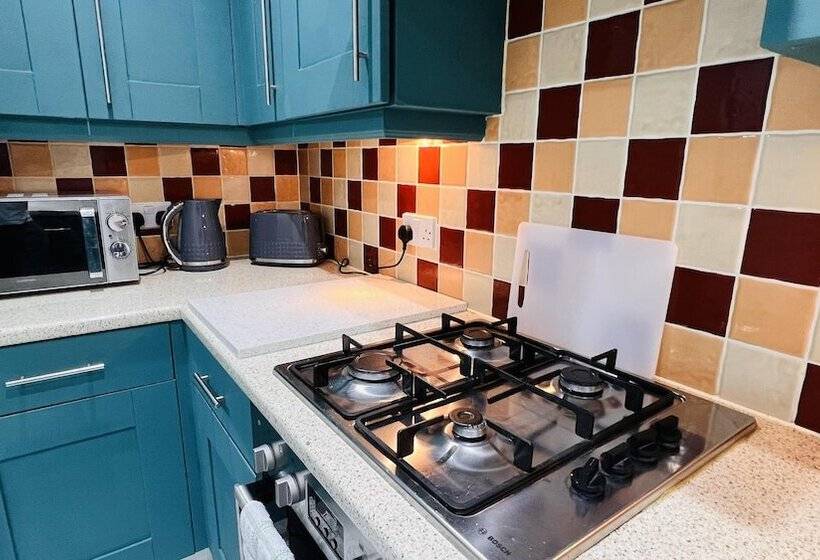 اقامتگاه 3 Bed House In Northolt
