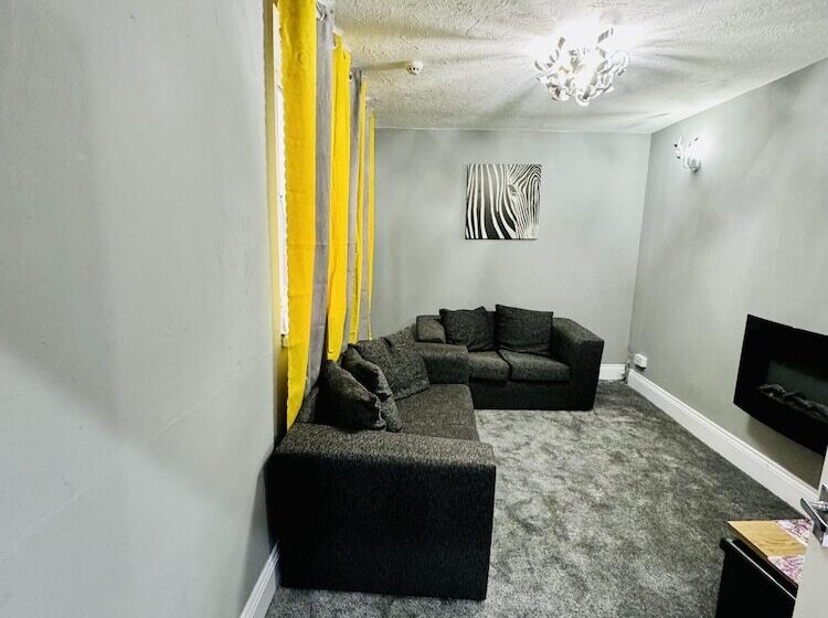 اقامتگاه 4 Bedrooms Full House Stourbridge Birmingham