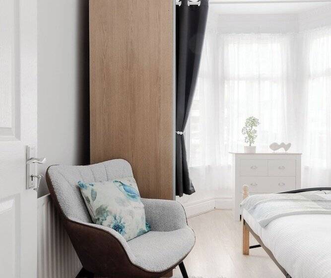 דירת נופש Beautiful 4 Bed House With Garden In London