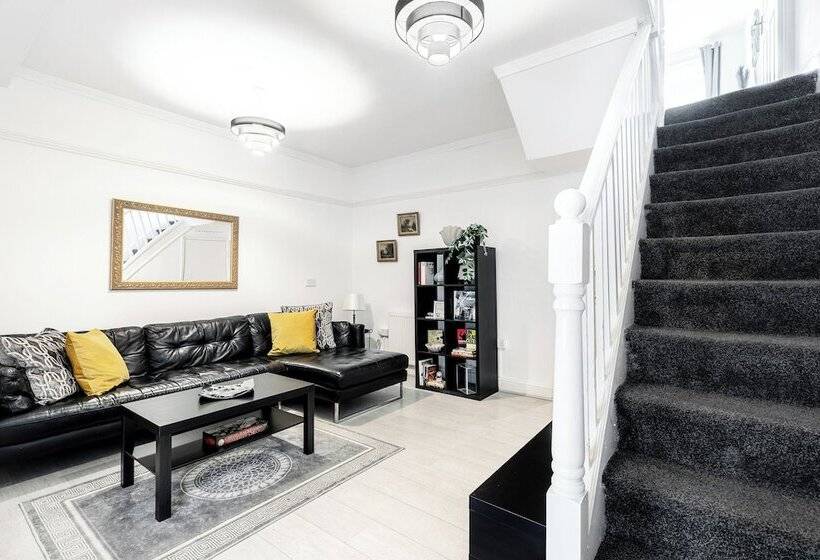 דירת נופש Beautiful 4 Bed House With Garden In London