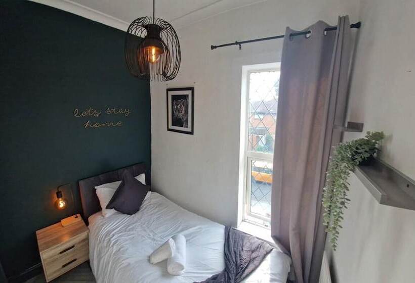 إقامة Charming 4 Bed House In Wednesbury