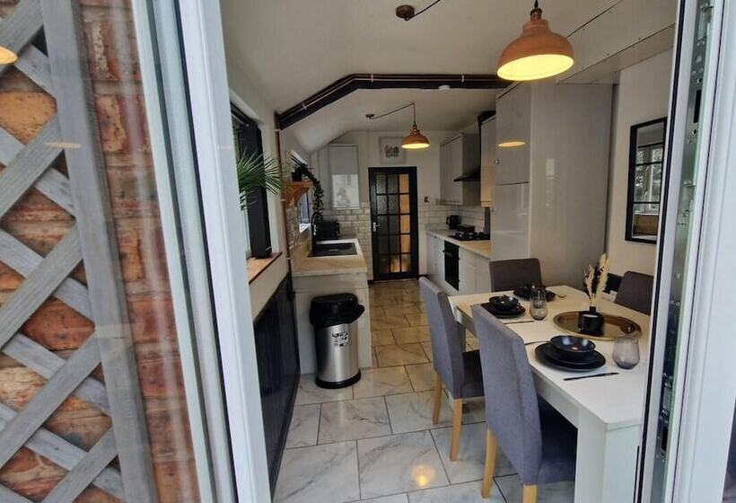 إقامة Charming 4 Bed House In Wednesbury