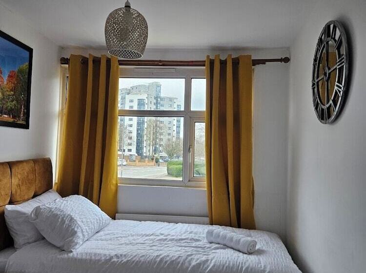 اقامتگاه City Classic  Remarkable 3 Bed House In Birmingham