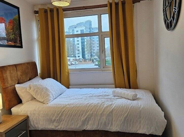 اقامتگاه City Classic  Remarkable 3 Bed House In Birmingham