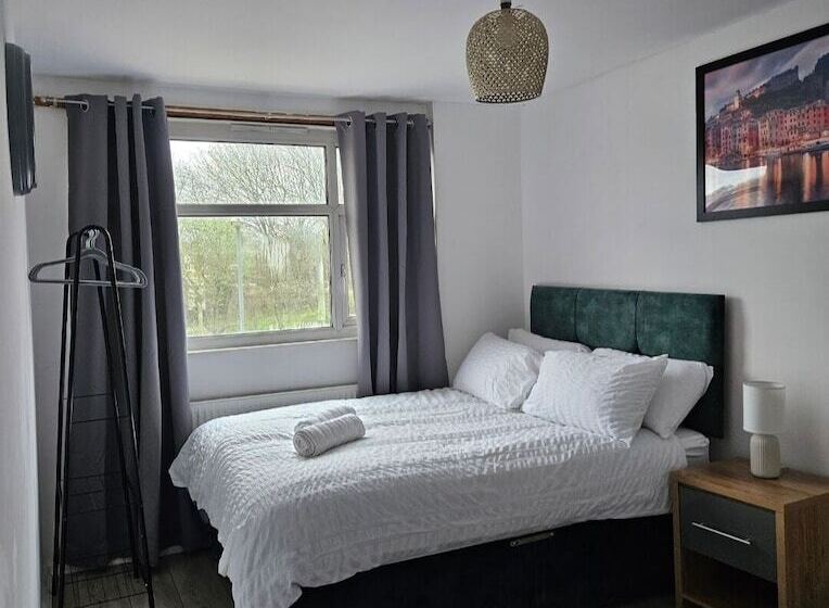 اقامتگاه City Classic  Remarkable 3 Bed House In Birmingham
