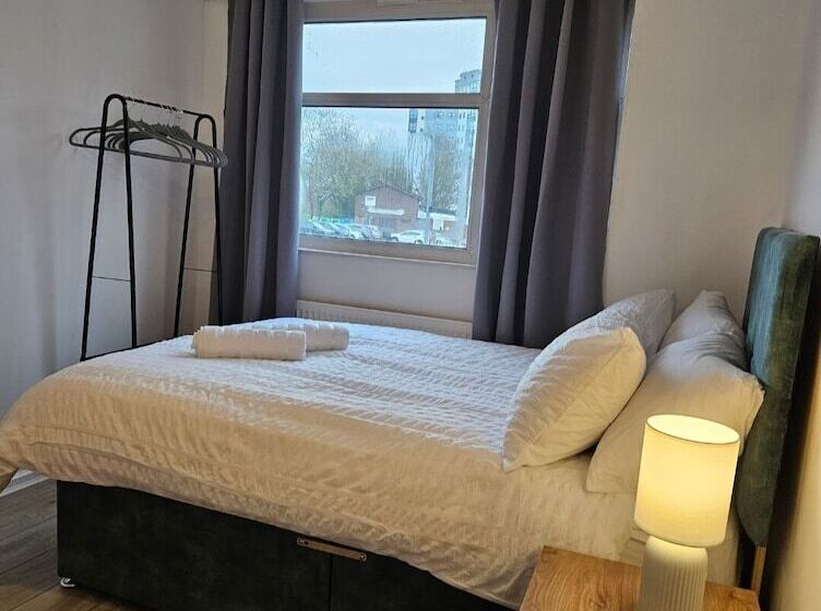 اقامتگاه City Classic  Remarkable 3 Bed House In Birmingham