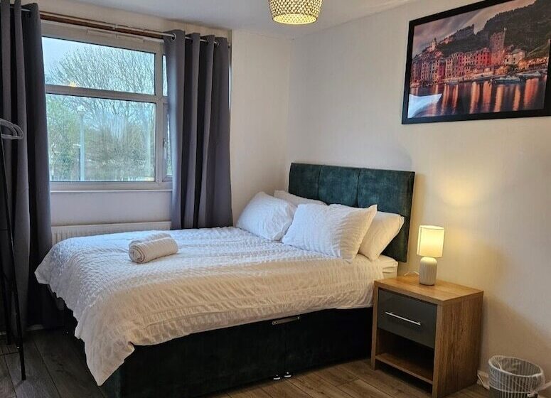 اقامتگاه City Classic  Remarkable 3 Bed House In Birmingham