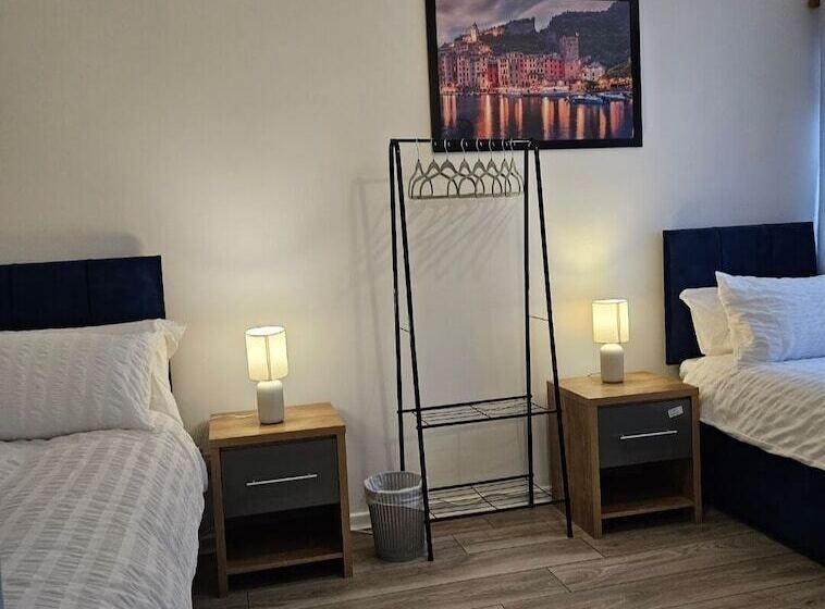 اقامتگاه City Classic  Remarkable 3 Bed House In Birmingham