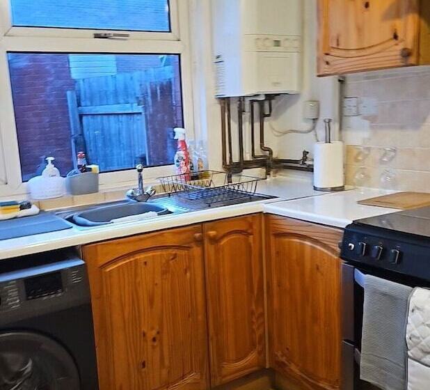 اقامتگاه City Classic  Remarkable 3 Bed House In Birmingham