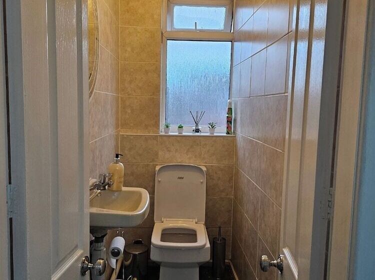 اقامتگاه City Classic  Remarkable 3 Bed House In Birmingham