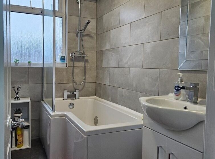 اقامتگاه City Classic  Remarkable 3 Bed House In Birmingham