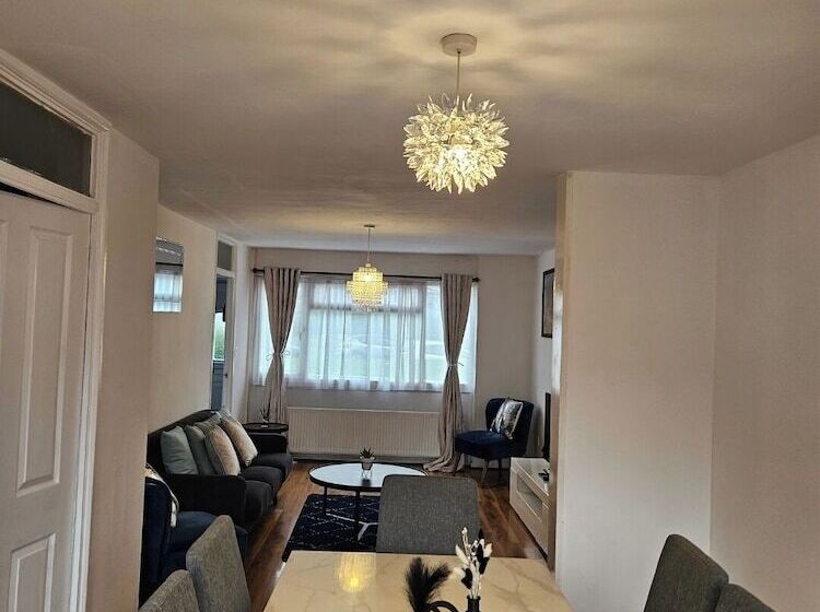 اقامتگاه City Classic  Remarkable 3 Bed House In Birmingham