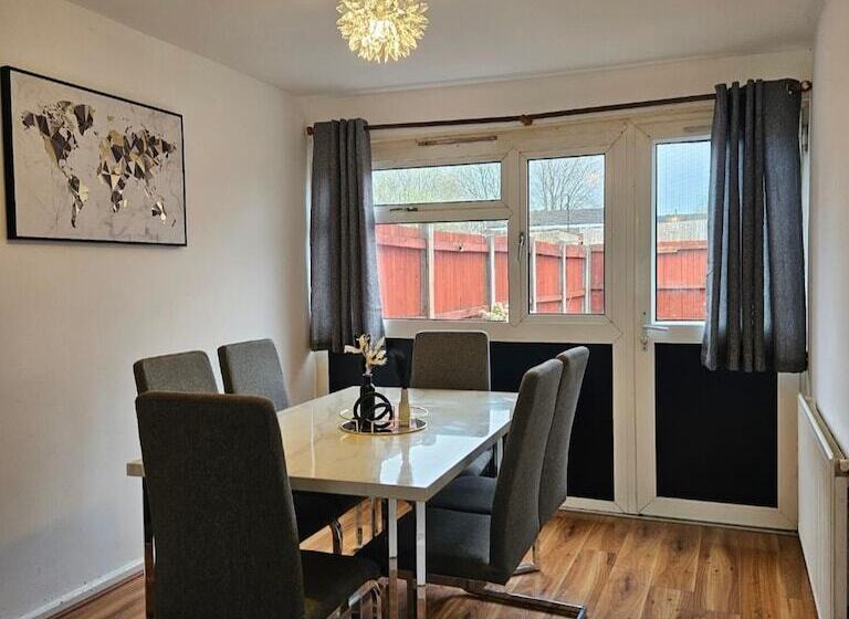 اقامتگاه City Classic  Remarkable 3 Bed House In Birmingham