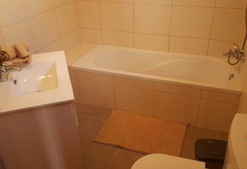 اقامتگاه Remarkable 3 Bed House In Machico