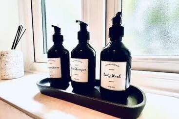 اقامتگاه Stylish Townhouse With Free Parking In Liverpool