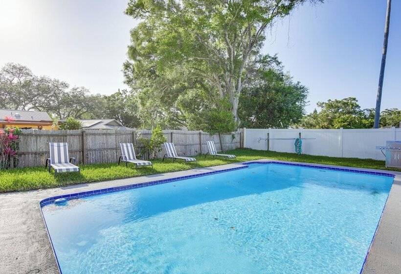 Roomy Largo Home W/ Screened Patio & Private Pool!