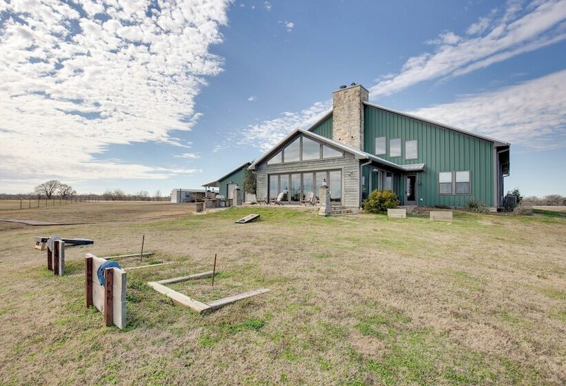 Sprawling Kaufman Home W/ On Site Lake & Fire Pit