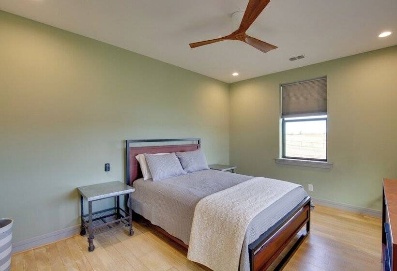 Sprawling Kaufman Home W/ On Site Lake & Fire Pit