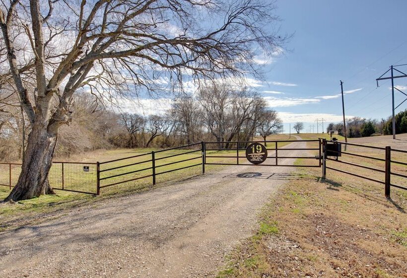 Sprawling Kaufman Home W/ On Site Lake & Fire Pit