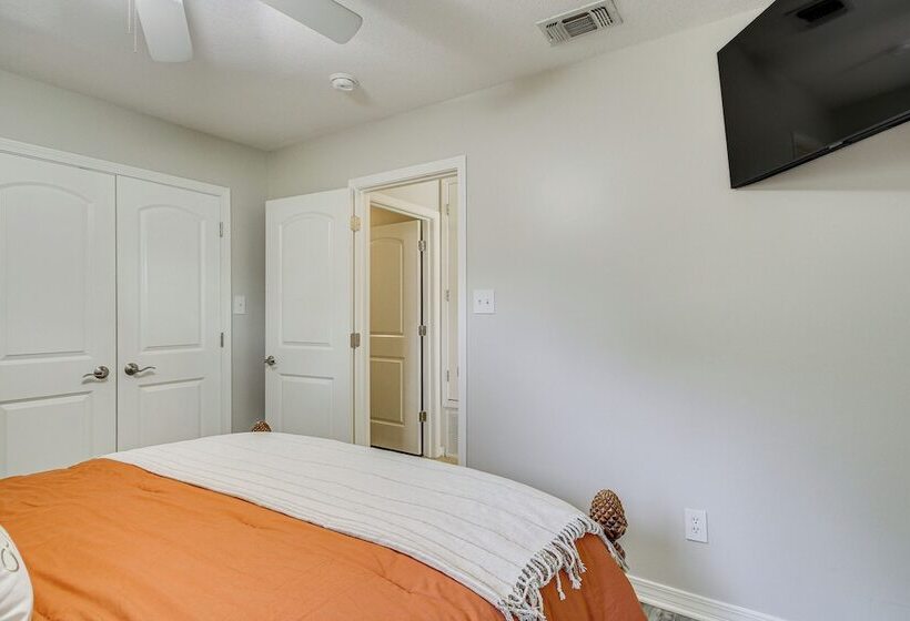 Waterfront Ocean Springs Retreat: Lanai & Hot Tub!