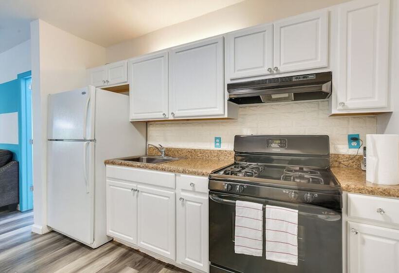 Hollywood Beach Bungalow Near Golf: Pets Welcome!