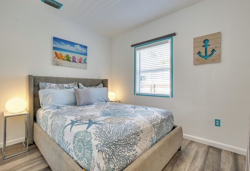 Hollywood Cottage: 2 Mi To Hollywood Beach!