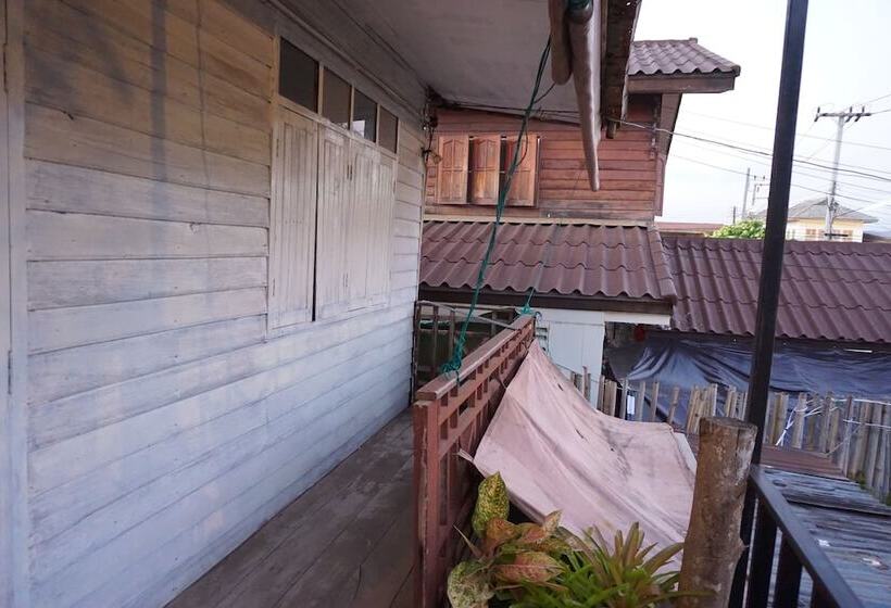 هتل Chiangkhan Modern Home