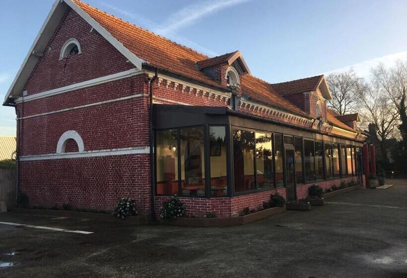Отель Le Chef Des Champs