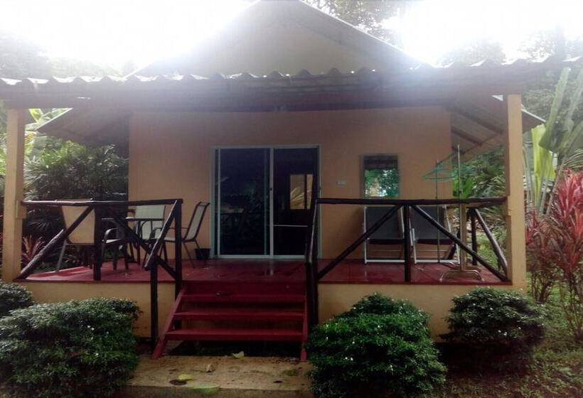 בית מלון כפרי Saint Tropez Resort